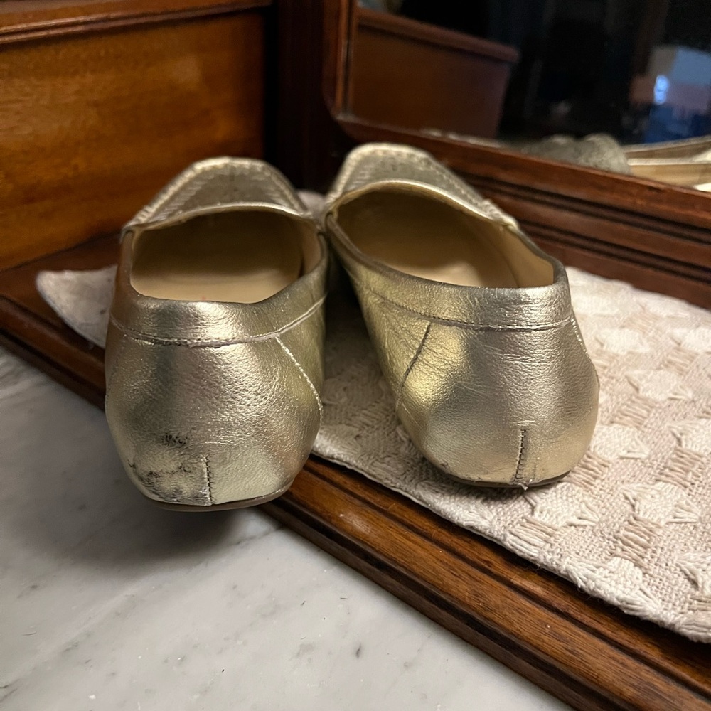 ISAAC MIZRAHI LIVE! Classic Metallic Gold Laser Cut Moccasins Women's Size 8 GUC - Picture 5 of 8